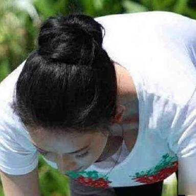 没内衣弯腰_美女弯腰没内衣图片